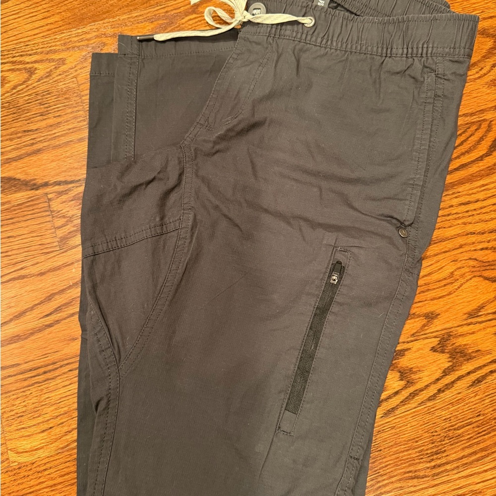 Vuori Men's Charcoal Ripstop Jogger pants size small style #V412
